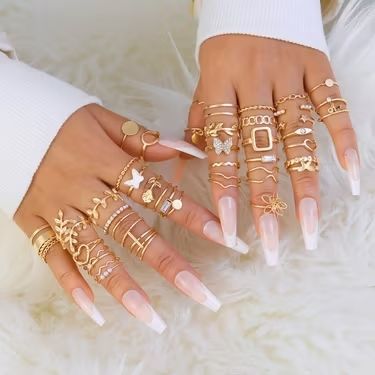 Personne appliquant un masque capillaire à l'aide d'un pot sur cheveux mouillés, fond de serviette blanche.