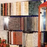 In einem geschäft werden viele unterschiedliche fliesenarten ausgestellt.