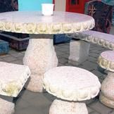 Im Hintergrund stehen ein Tisch und Hocker.