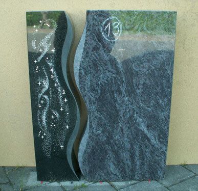 Ein Grabstein mit der Nummer 13 darauf