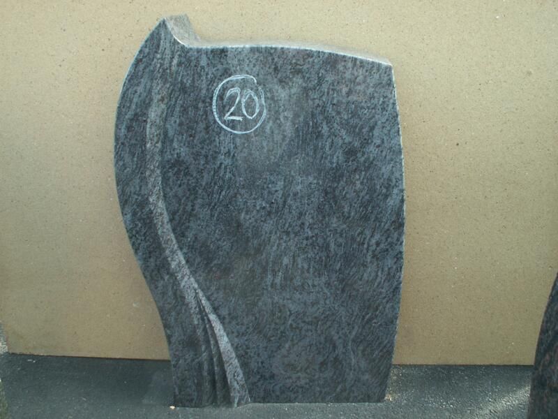 Ein Grabstein mit der Nummer 20 darauf
