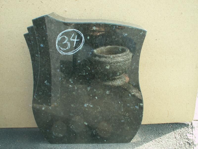 Eine schwarze Plakette mit der Nummer 34 darauf