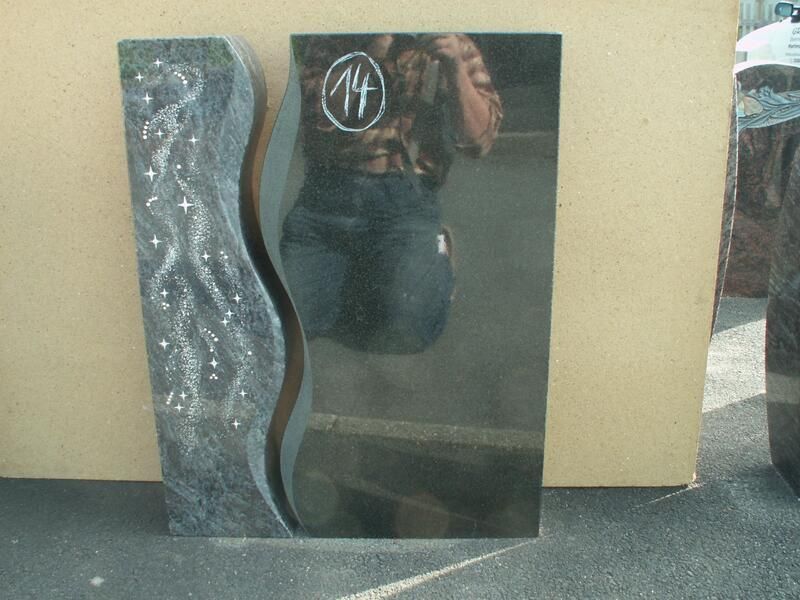 Ein Mann macht ein Foto von sich selbst in einem Spiegel mit der Nummer 14 darauf