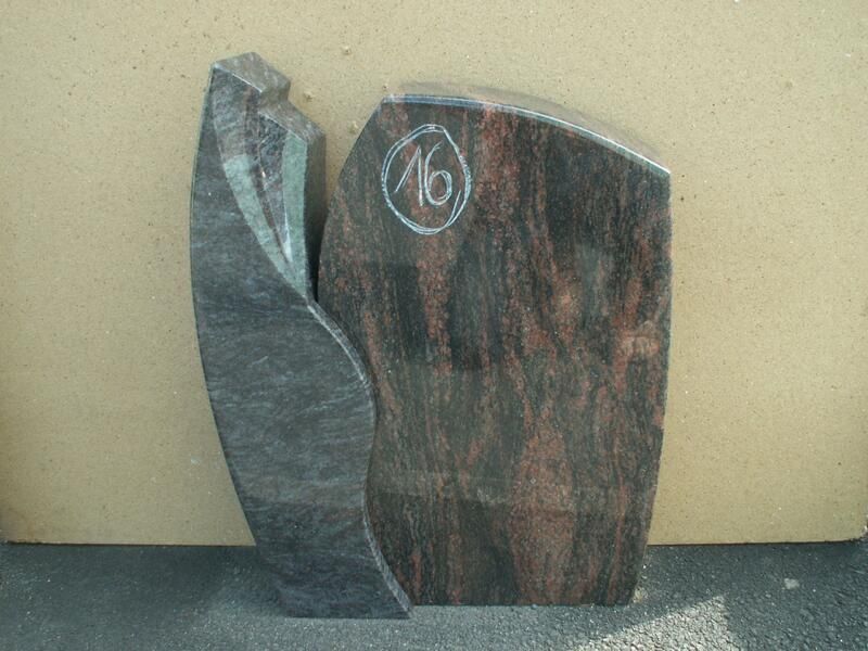 Ein Grabstein mit der Nummer 16 darauf