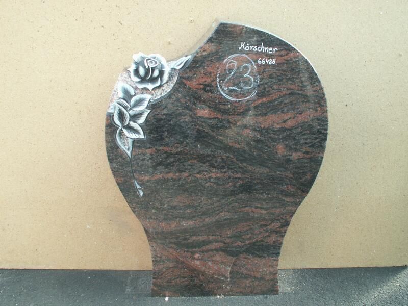 Ein Grabstein mit der Nummer 23 darauf