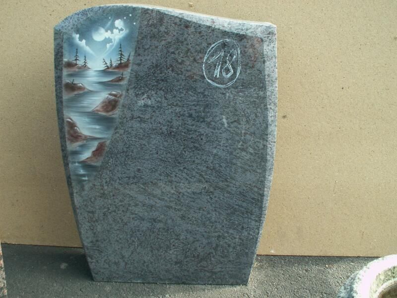 Ein Grabstein mit der Nummer 18 darauf