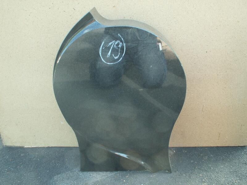 Eine schwarze Skulptur mit der Nummer 73 darauf