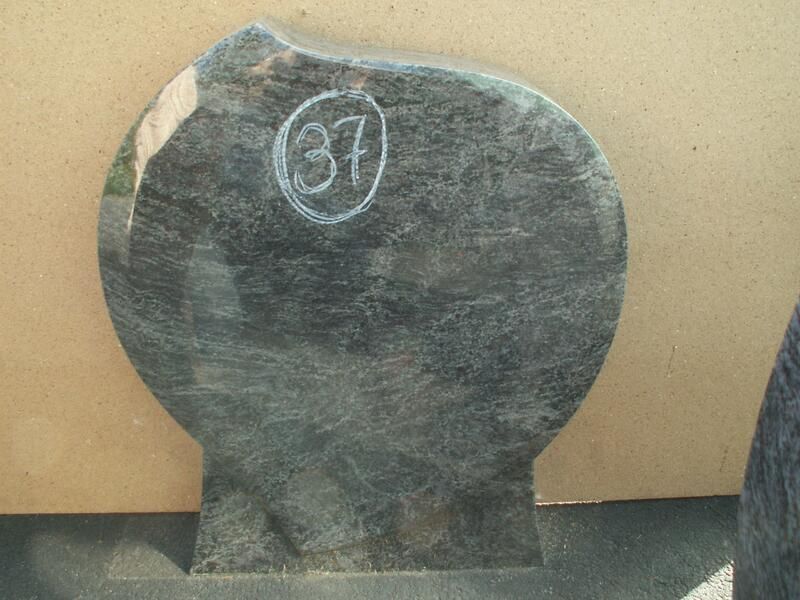 Ein Grabstein mit der Zahl 37 darauf.