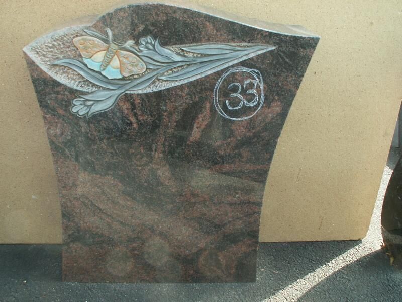 Ein Grabstein mit der Nummer 33 darauf