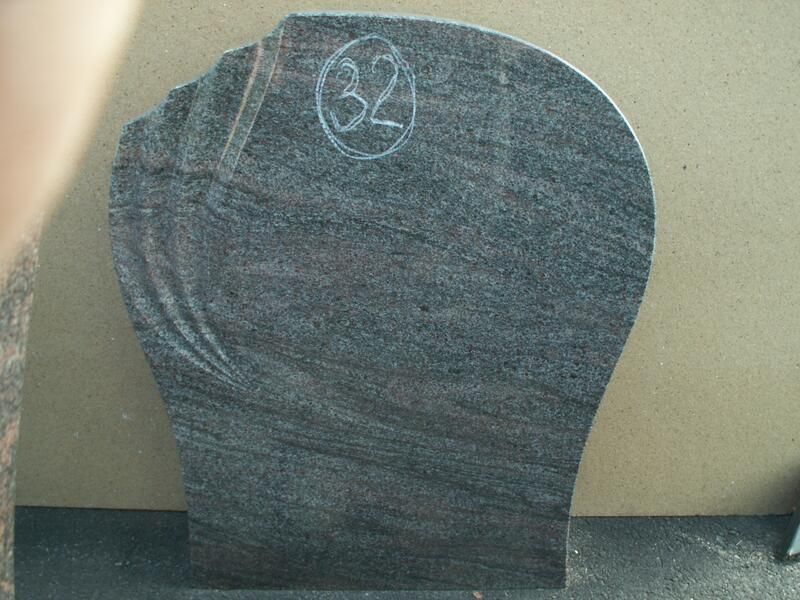 Ein Grabstein mit der Nummer 32 darauf