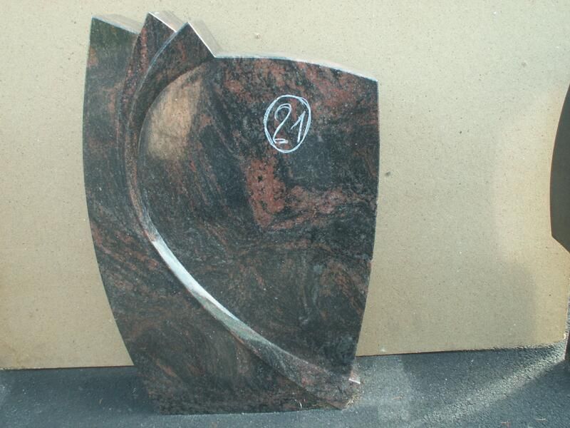 Eine Skulptur mit der Zahl 21 darauf