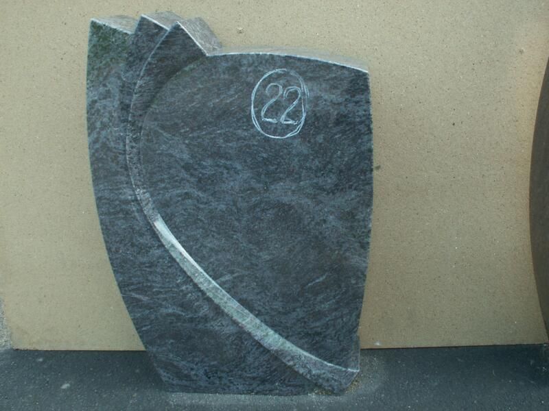 Ein Grabstein mit der Nummer 22 darauf