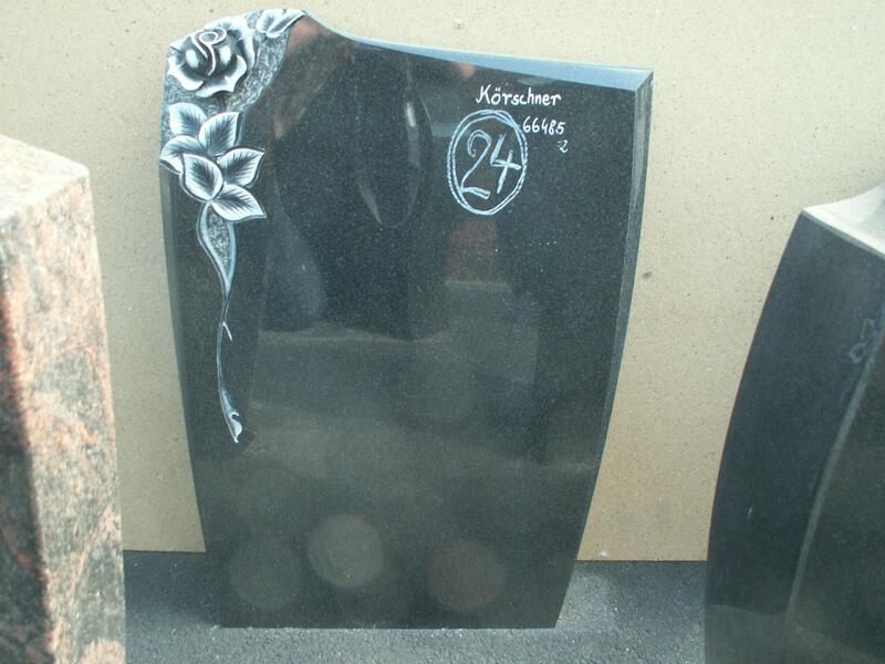 Ein schwarzer Grabstein mit der Nummer 24 darauf