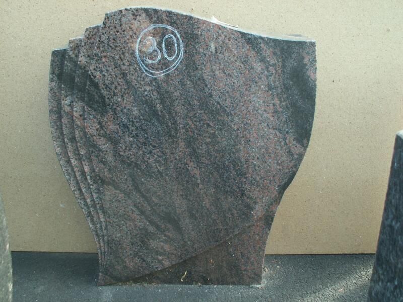 Ein Grabstein mit der Nummer 30 darauf