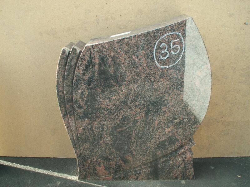 Ein Grabstein mit der Nummer 35 darauf