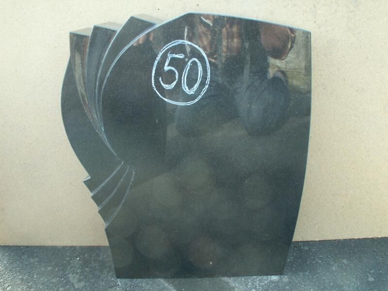 Ein schwarzer Grabstein mit der Zahl 50 darauf