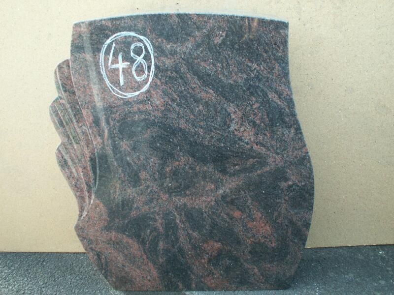 Ein Stück Stein mit der Nummer 48 darauf