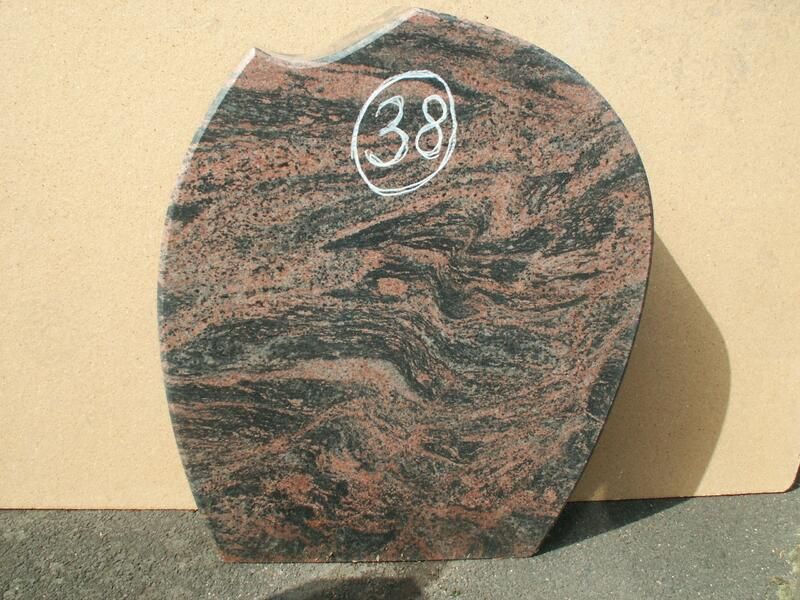 Ein Grabstein mit der Nummer 38 darauf