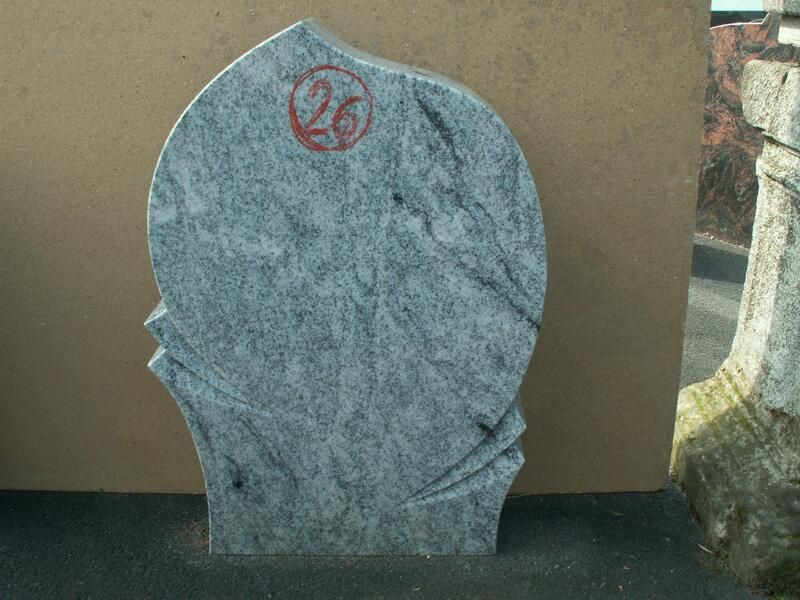 Ein Grabstein mit der Nummer 26 darauf