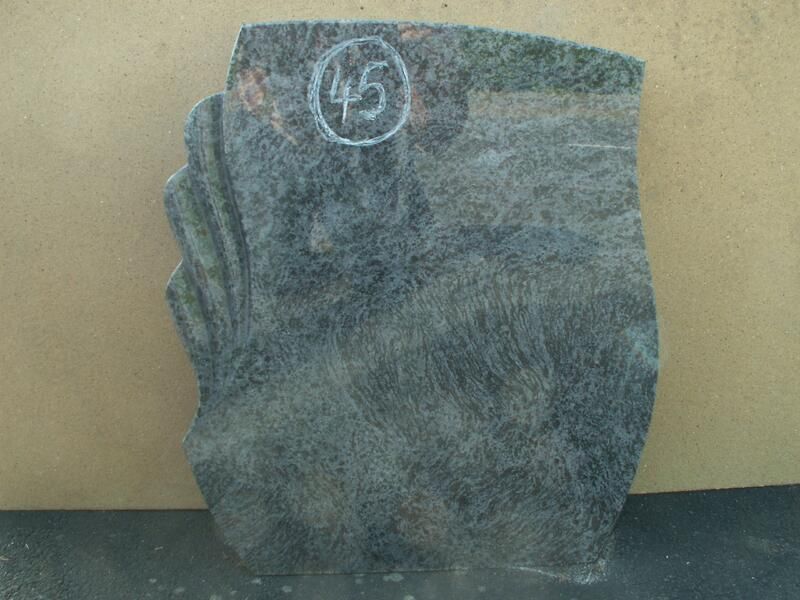 Auf einem Tisch steht ein Grabstein mit der Nummer 45.