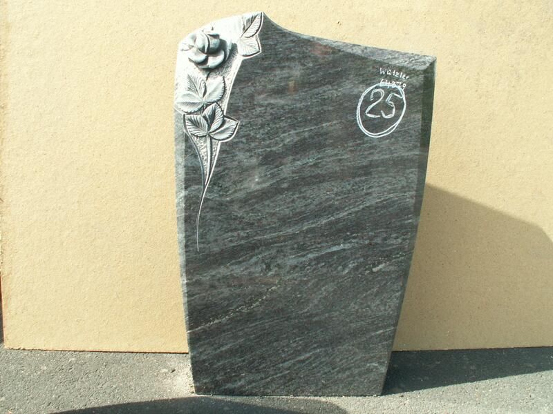 Ein Grabstein mit der Nummer 25 darauf