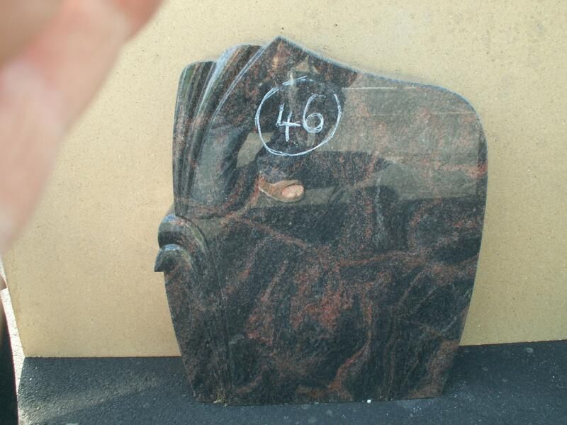 Ein Grabstein mit der Nummer 46 darauf