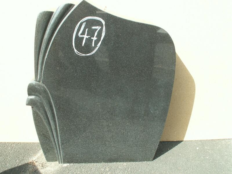 Ein Grabstein mit der Nummer 47 darauf