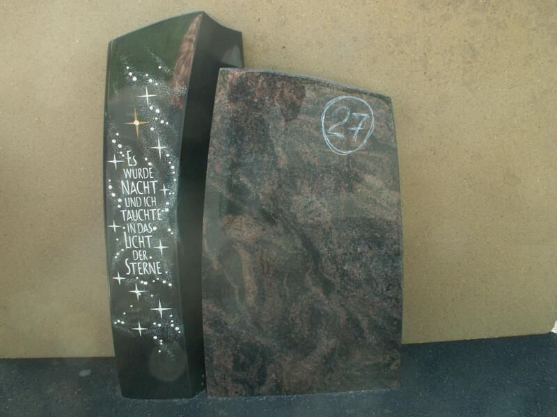 Ein Grabstein mit der Nummer 27 darauf