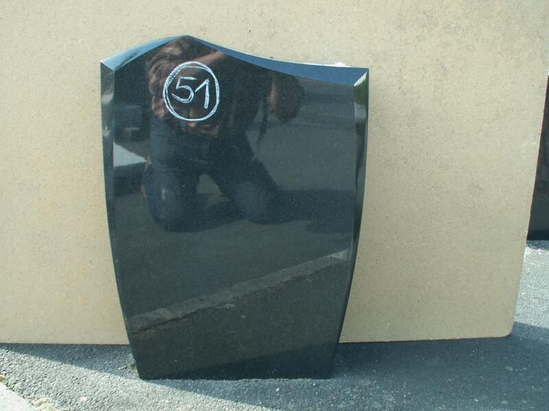 Ein schwarzes Schild mit der Nummer 51 darauf