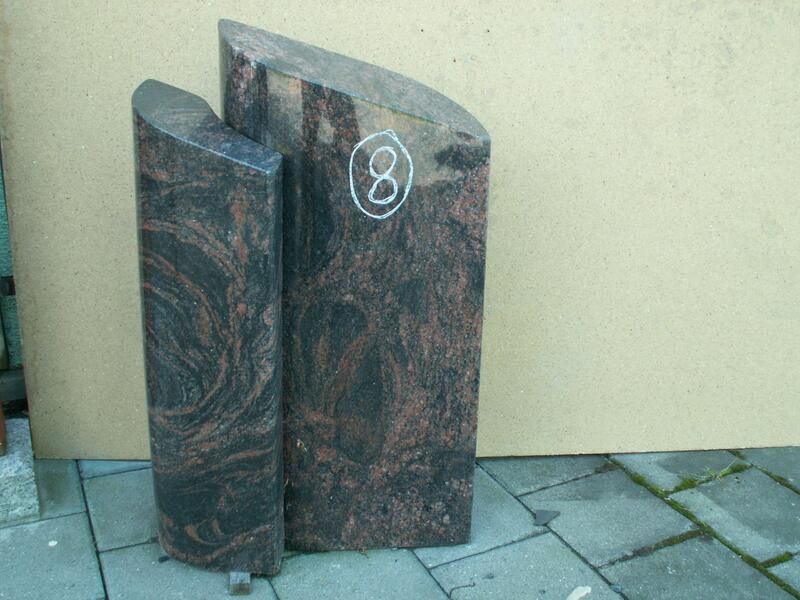 Eine Steinskulptur mit der Zahl 8 darauf