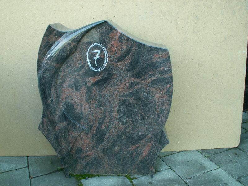 Ein Grabstein mit der Zahl 7 darauf