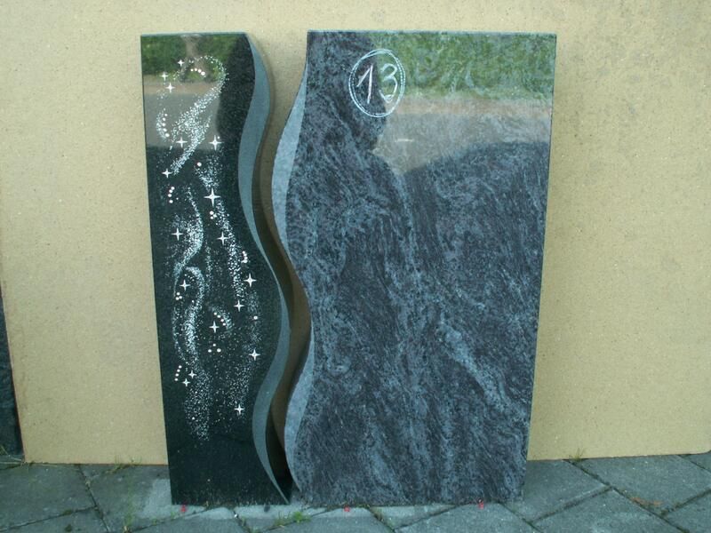 Ein Grabstein mit der Nummer 13 darauf