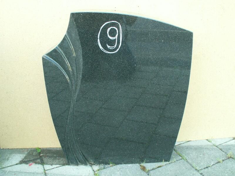 Ein schwarzer Grabstein mit der Nummer 9 darauf