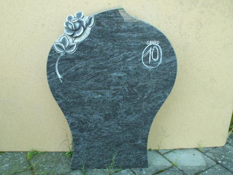 Ein Grabstein mit einer Blume und der Zahl 10 darauf