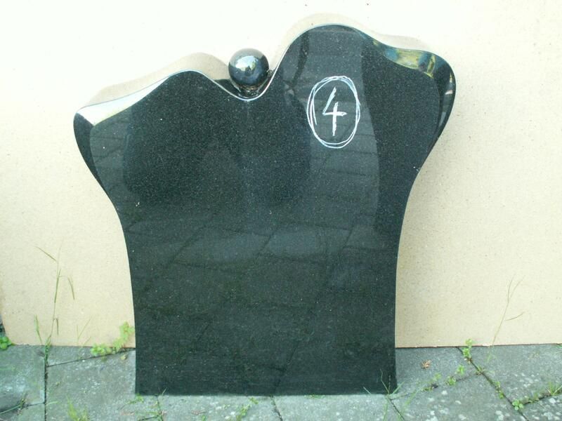 Ein schwarzer Grabstein mit der Nummer 4 darauf
