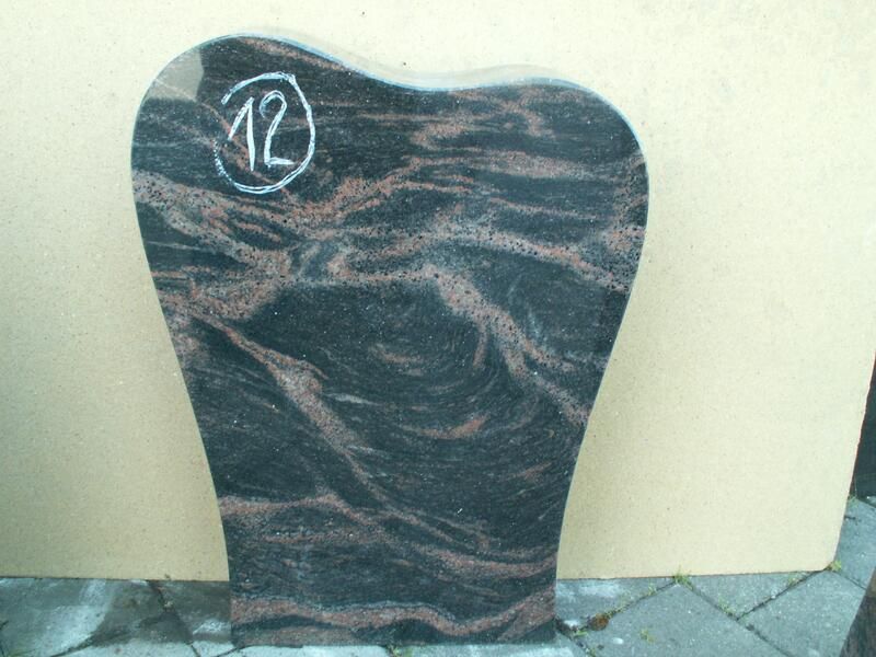 Ein herzförmiger Grabstein mit der Zahl 12 darauf