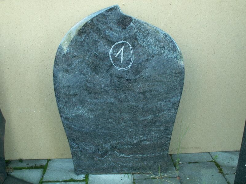 Ein Grabstein mit der Nummer 1 darauf