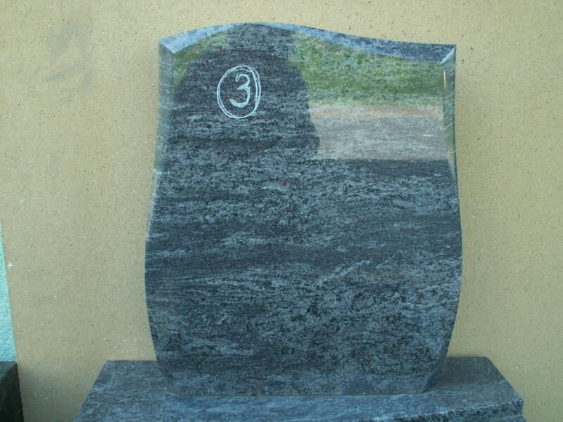 Ein Grabstein mit der Nummer 3 darauf