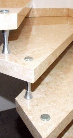 Eine Nahaufnahme einer Treppe aus Marmor und Metall.