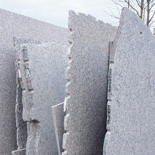 Mehrere Granitstücke sind übereinander gestapelt.