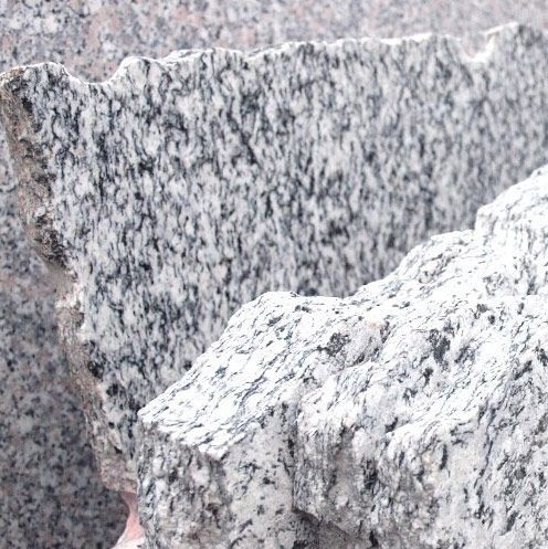 Eine Nahaufnahme von einem Stück Granit mit schwarzen und weißen Flecken