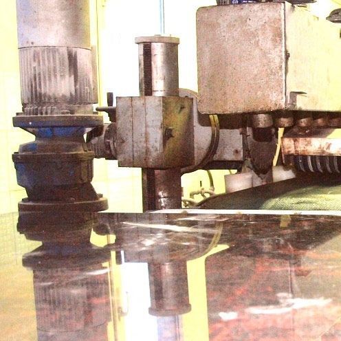 Eine Nahaufnahme einer Maschine mit einer Spiegelung im Glas