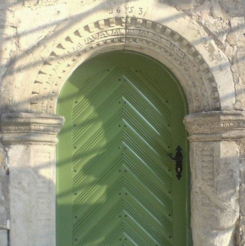 Eine grüne Tür mit der Nummer 6153 darauf