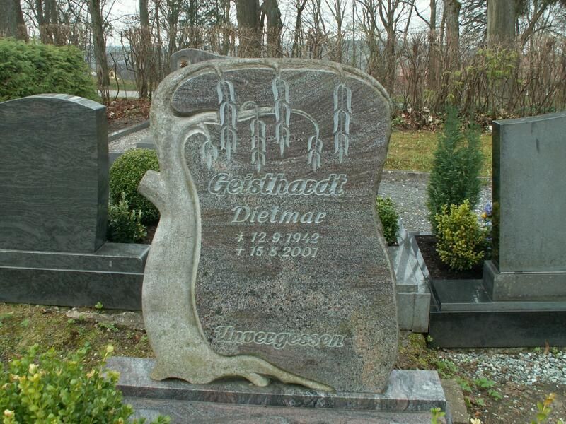 Ein Grabstein auf einem Friedhof mit dem Namen Dietmar darauf