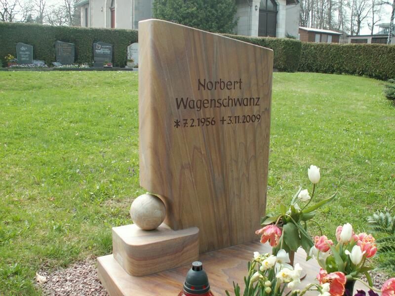 Ein Grabstein für Norbert Wagenschwanz auf einem Friedhof