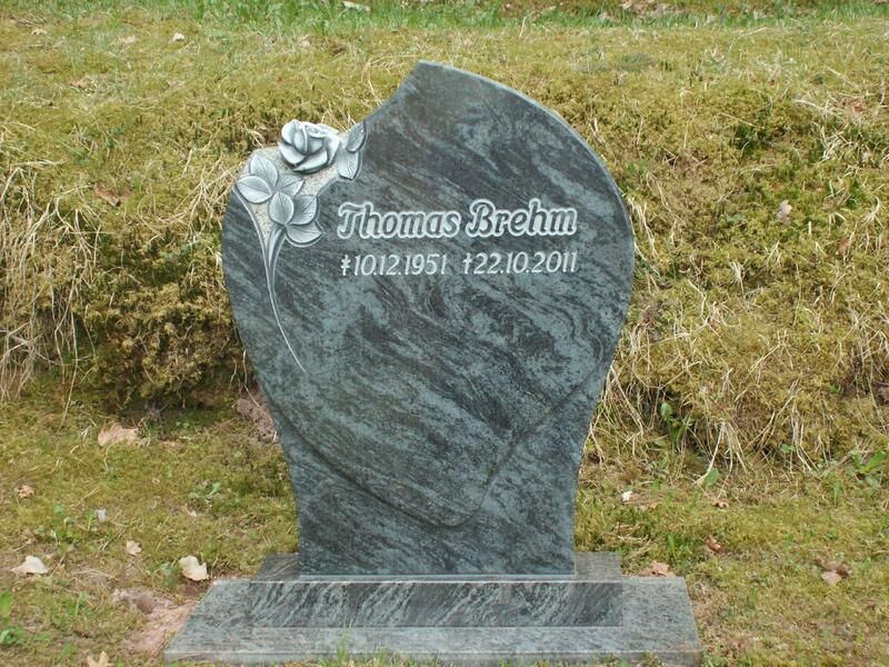 Ein Grabstein mit dem Namen Thomas darauf geschrieben