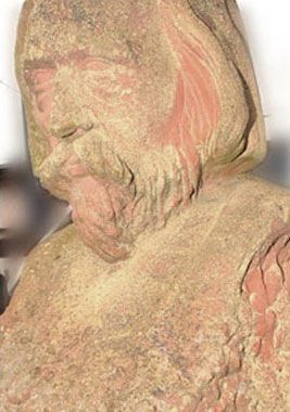 Eine Nahaufnahme der Statue eines Mannes mit Bart.