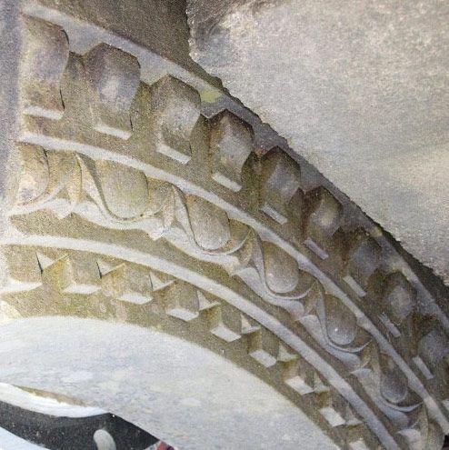 Eine Nahaufnahme einer Steinschnitzerei an einer Wand