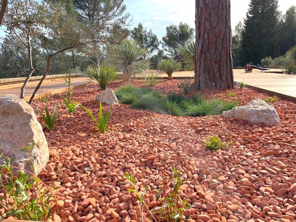 Galets rouges et terrasse à le Tholonet