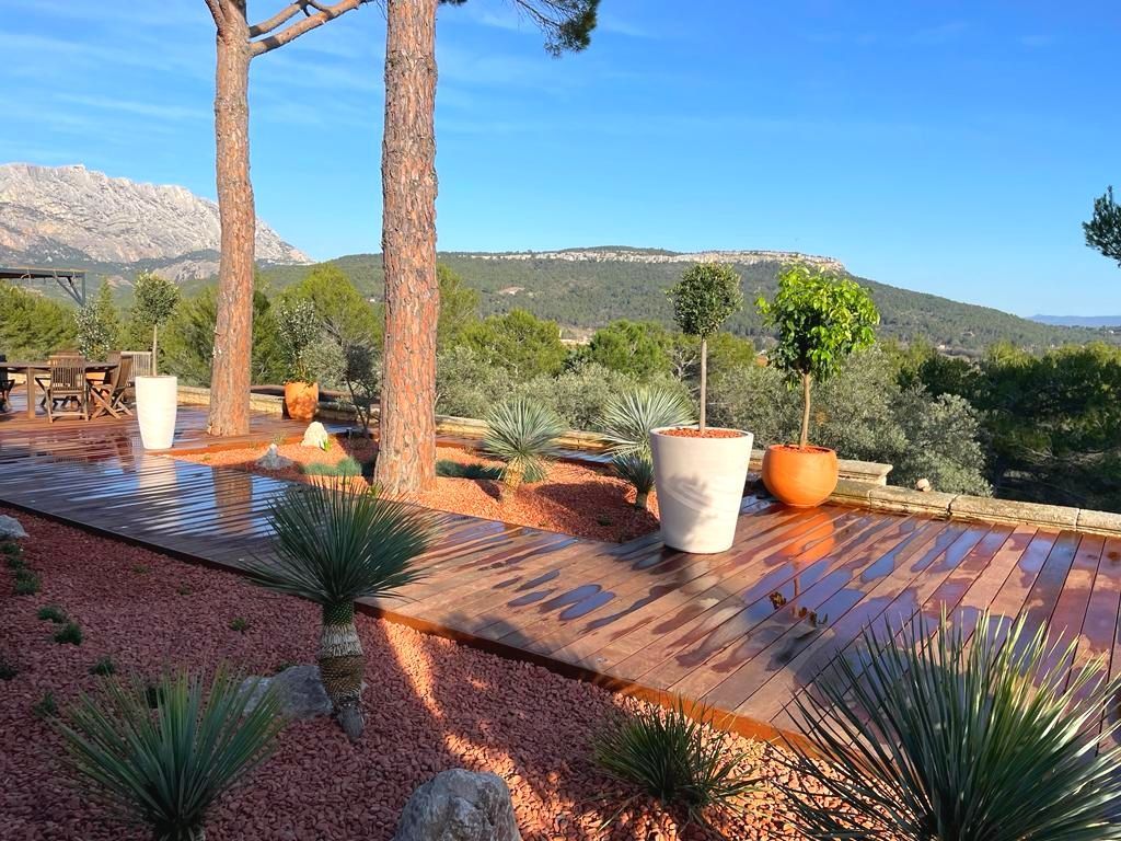 Terrasse, arbres et vue sur la vallée à le Tholonet